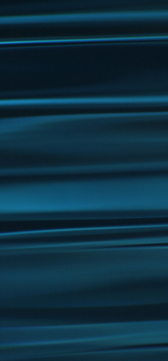 Immagine di un telo di seta blu scuro con sfondo nero.